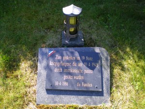 Halberbracht - Cimetière - Plaque commémorative déposée au nom des familles en souvenir des 19 prisonniers de guerre français tués par les forces US le 10 avril 1945